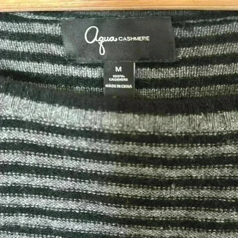 Aqua cashmere sweater - Picture 2 of 9